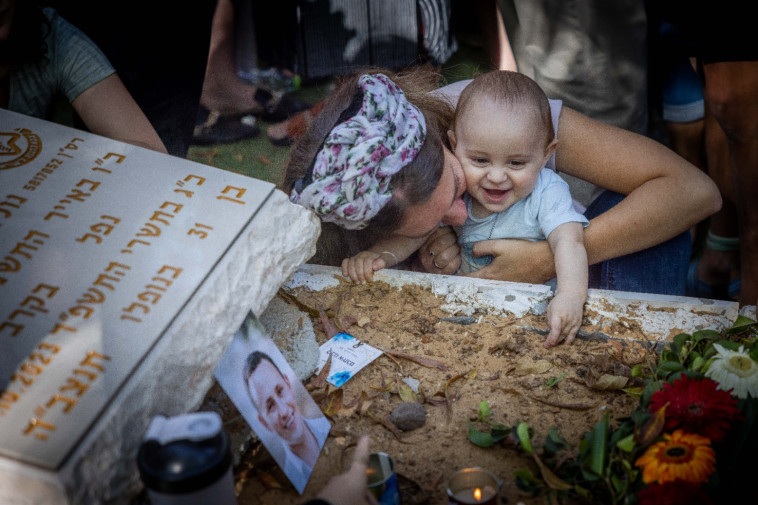 ענת מאיר על קברו של בעלה, דוד מאיר (צילום: חיים גולדברג, פלאש 90)