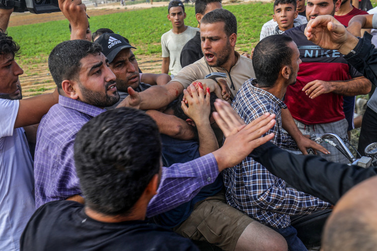 חטיפת אזרחים מקיבוץ ניר עוז על ידי מחבלי החמאס (צילום: פלאש 90)