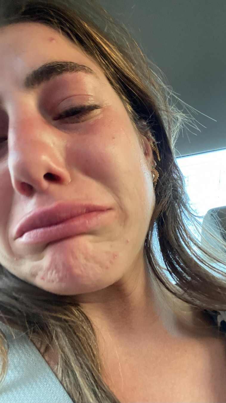 מבועתת מפחד. מאי נעים