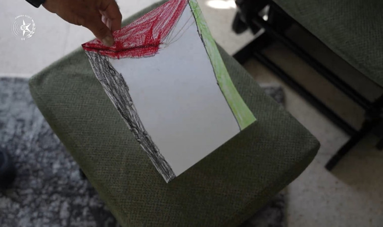 ציור של דגל אש''ף שנמצא במשרדו של עורך הדין משפרעם