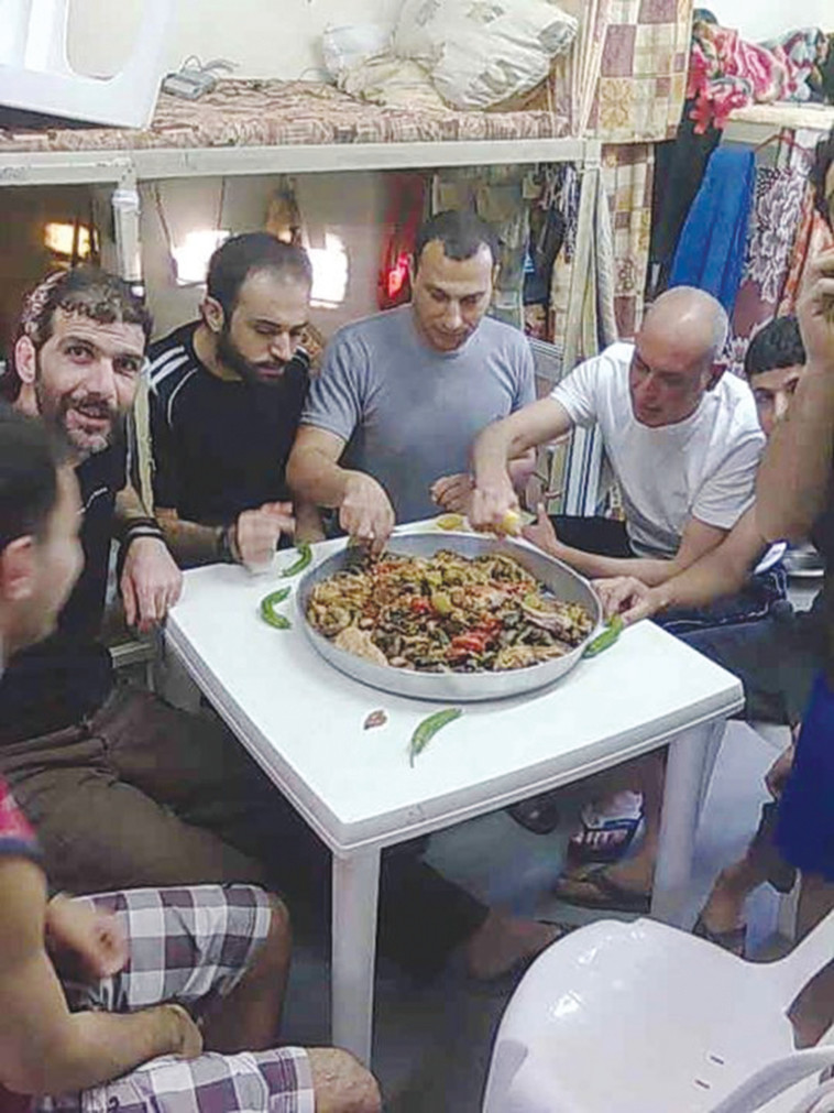 אסירים ביטחוניים חוגגים בכלא