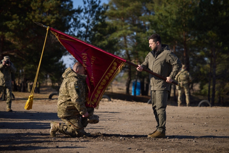 זלנסקי מבקר במרכז אימון ארטילריה