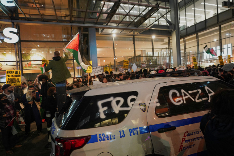 הפגנה פרו פלסטינים מול בניין הניו יורק טיימס (צילום: רויטרס)