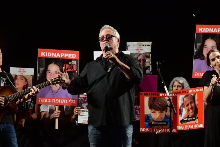 שלמה ארצי בעצרת החטופים