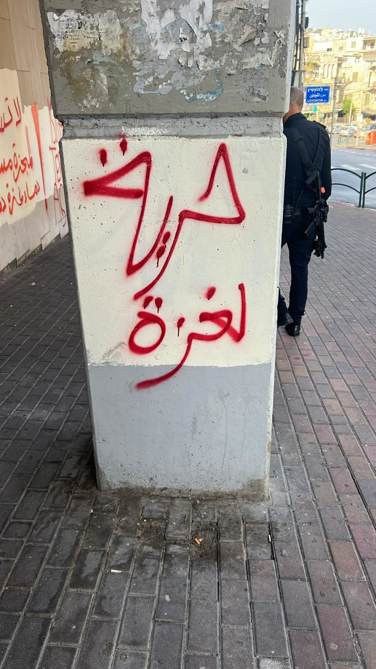 גרפיטי שמביע תמיכה בטרור על עמוד בחיפה (צילום: דוברות המשטרה)