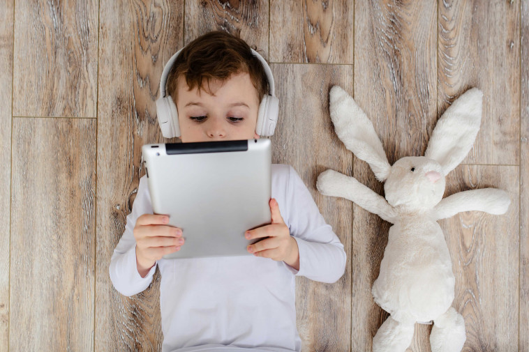 שימו לב שהילדים לא יושבים קרוב או רחוק במיוחד מהמסך