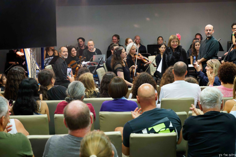 'תזמורת המהפכה' בהשתתפות רבקה מיכאלי (צילום: אלי כץ)