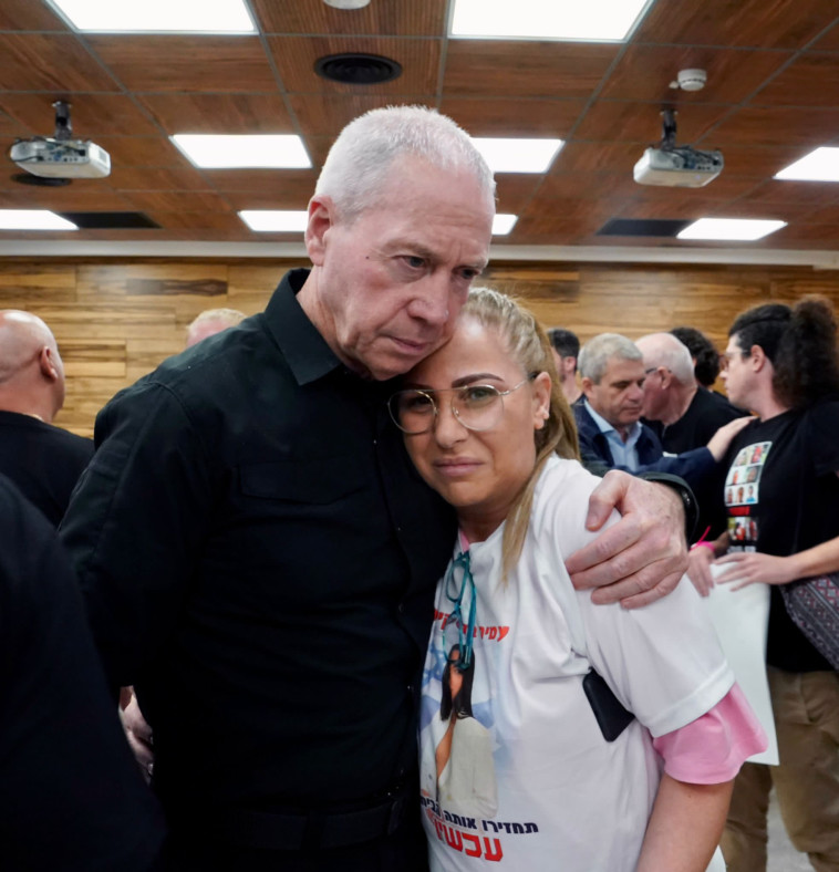 שר הביטחון גלנט בפגישה עם משפחות החטופים