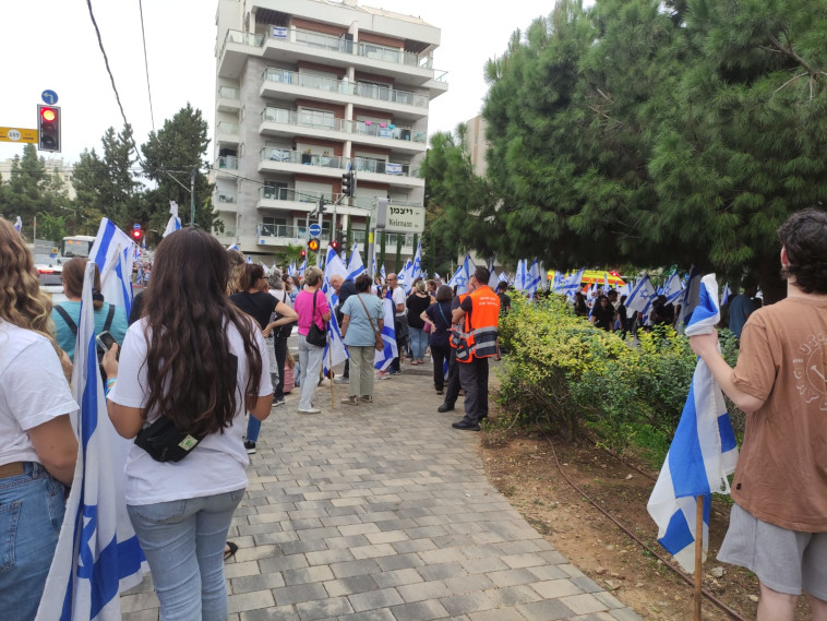 אלפים מלווים את רוני אשל ז''ל בדרכה האחרונה