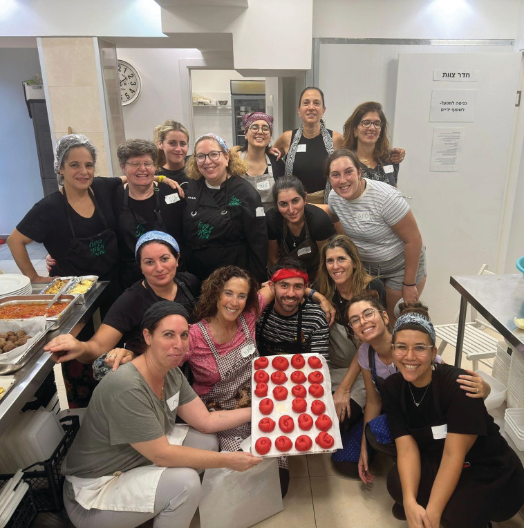 מתנדבים לבשל מנות טבעוניות לחיילים