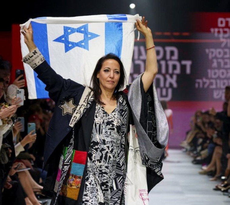 ליהיא לפיד עם דגל ישראל בשבוע האופנה (צילום: Haydon Perrior @haydonperrior)