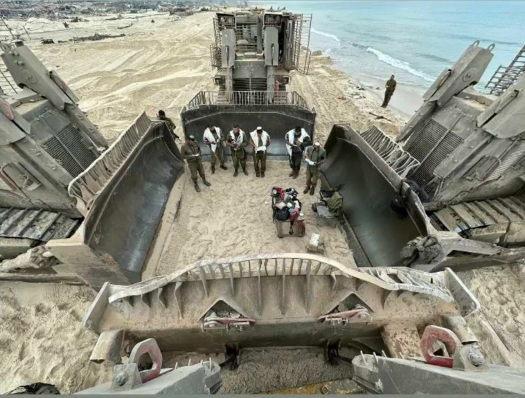 חיילי צה''ל מתפללים בחופי רצועת עזה בין ארבעה דחפורים