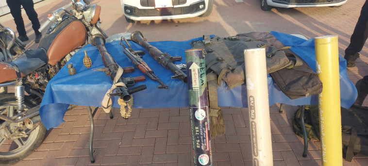 אמצעי לחימה שנלקחו מגופות המחבלים באופקים