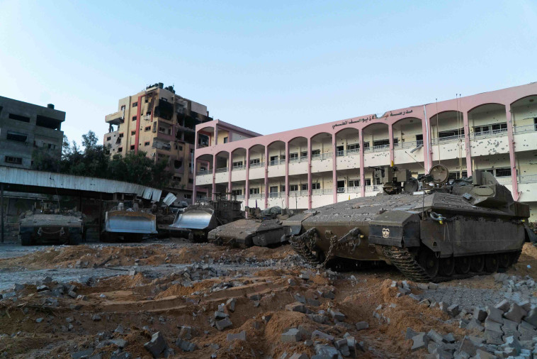טנקים של צה''ל באוניברסיטת אל קודס בעזה (צילום: דובר צה''ל)