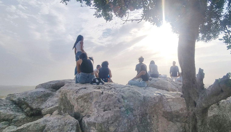 צעירים ניצולי הטבח בכפר שיקומי
