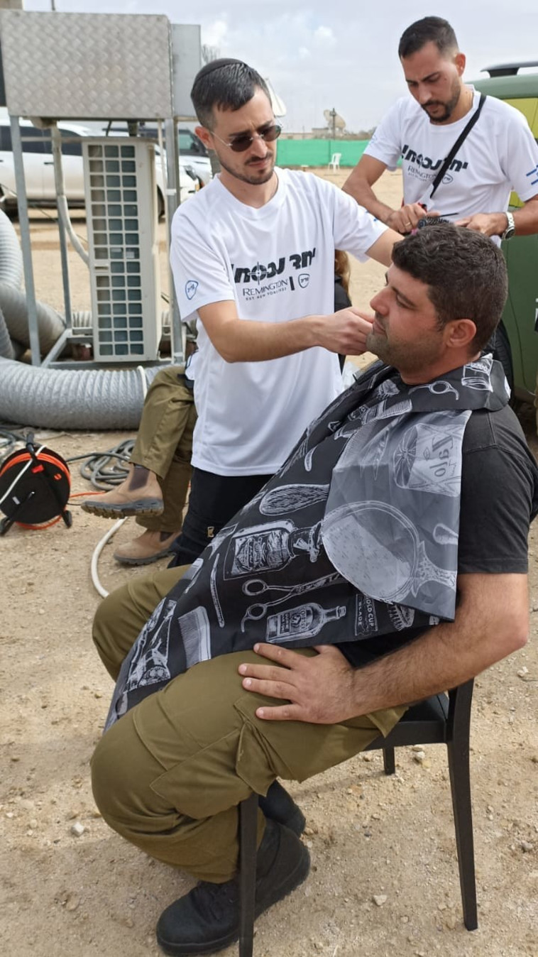 מסתפרים בשטח. ניידת התספורות של רמינגטון 