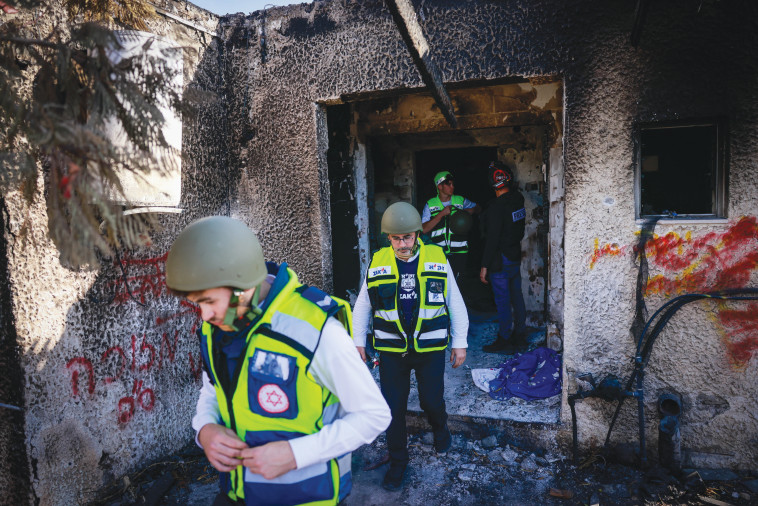 צוות זק''א בכפר עזה לאחר הטבח (צילום: חיים גולדברג פלאש 90)