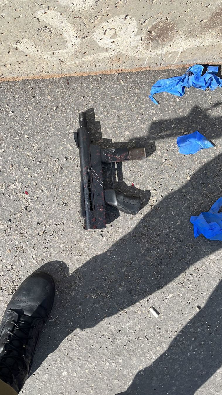 נשק מסוג קרלו ששימש מחבלים לניסיון פיגוע הירי בסמוך לחברון (צילום: דובר צה''ל)