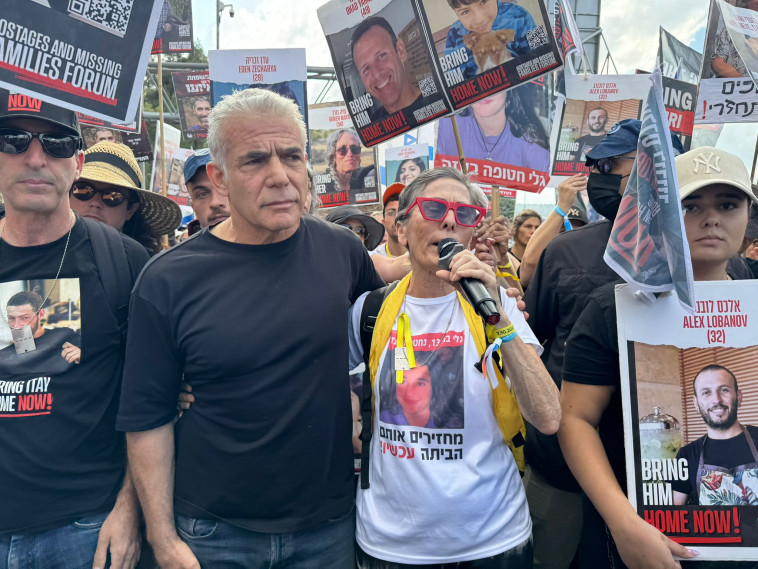 יאיר לפיד בצעדת משפחות החטופים (צילום: מטה משפחות החטופים והנעדרים)