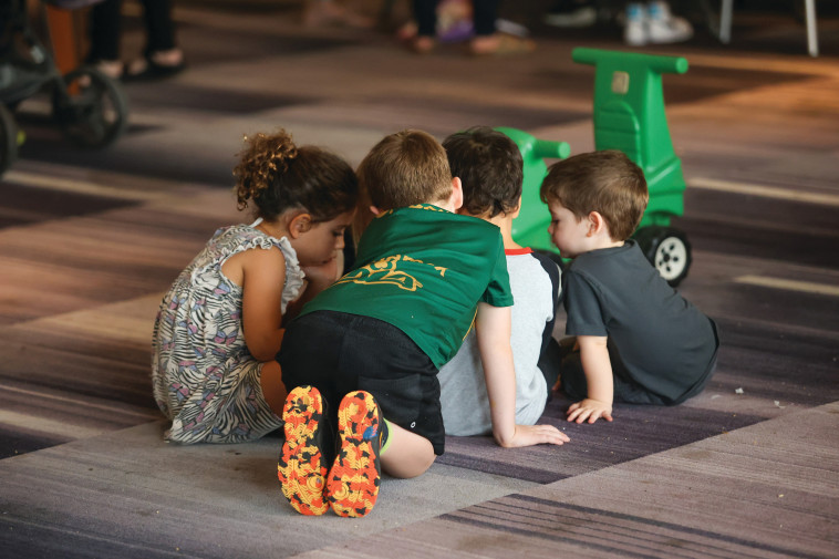 הילדים המפונים מיד מרדכי