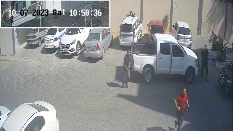 מחבלי חמאס מובילים חטופים לבית חולים שיפא