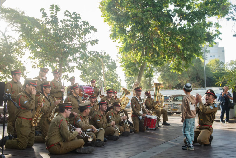 תזמורת צה''ל מופיעה בפני מפונים מהעוטף