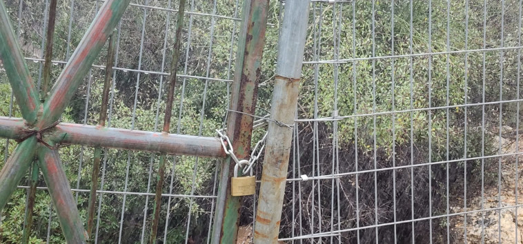 הגדר המפרידה בין אותם כפרים פלסטינים ליישוב שערי תקווה 