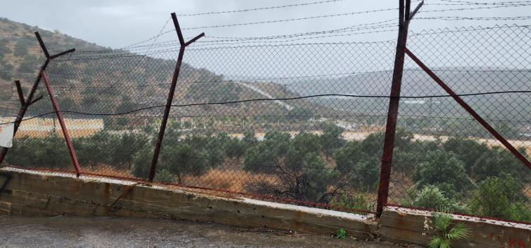 הגדר המפרידה בין אותם כפרים פלסטינים ליישוב שערי תקווה 