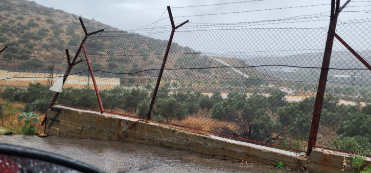הגדר המפרידה בין אותם כפרים פלסטינים ליישוב שערי תקווה  (צילום: פרטי)