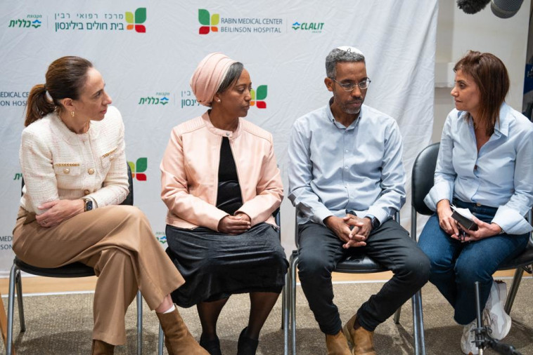 משה ואיילת סמו עם ד''ר לנה קורן פלדמן מנהלת בי''ח בילינסון ותמי פינק מהנהלת הסיעוד, שליוותה את המשפחה