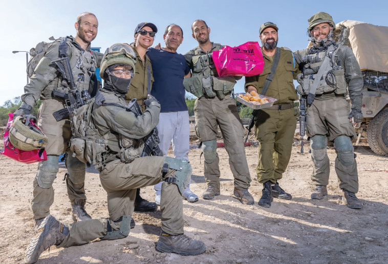 רמי לוי בחלוקת חבילות בשטחי הכינוס