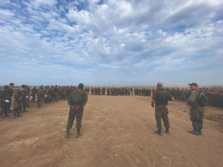 חיל תותחנים בחרבות ברזל (צילום: דובר צה''ל)