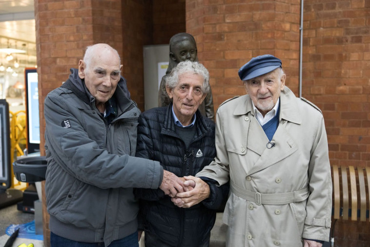 מימין לשמאל: וולטר בינגהם, פול אלכסנדר, ג׳ורג׳ שפי באנדרטת הקינדרטרנספורט בלונדון (צילום: סם צ׳רצ׳יל ‫)