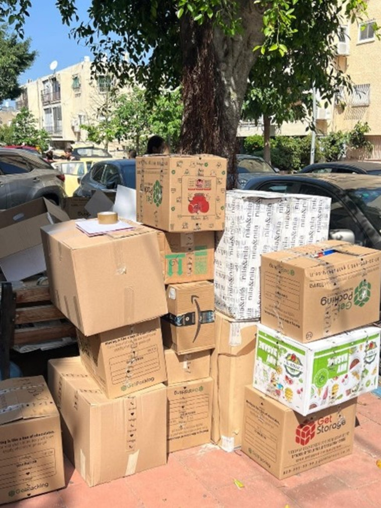 למעלה מ-500,000 מוצרים ונשלחו אלפי חבילות לחיילים ולמשפחות (צילום: ענת ריידר)