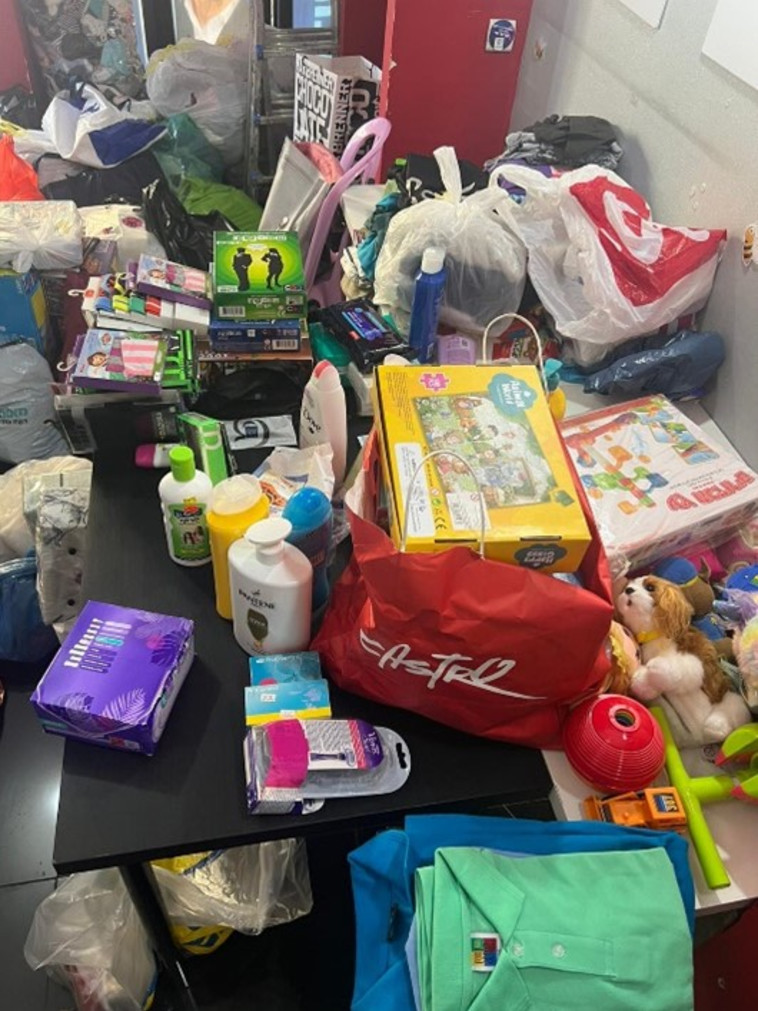 תרומות מכל סוג: ביגוד, מזון יבש, חיתולים, ספרים, טואלטיקה, היגיינה נשית ועוד