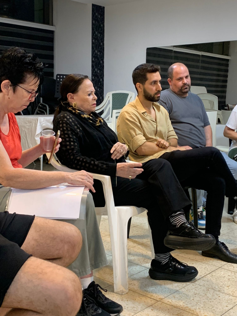 ישראל זרי ושותפיו הסבו את המשרד ממנו פעלו למטה איסוף תרומות עבור חיילים ומשפחות העוטף 