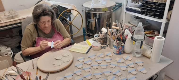 קלאודיה בתהליך העבודה על החמסות 