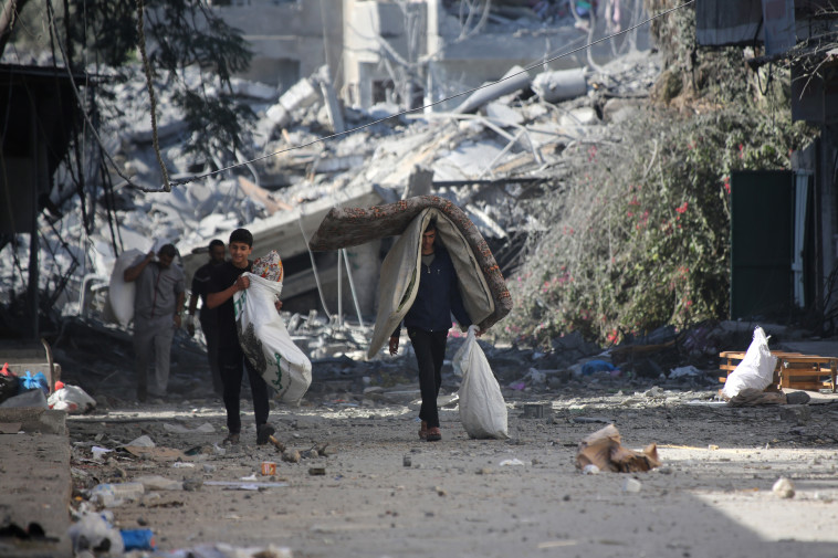 תושבי עזה לאחר תקיפת צה''ל (צילום:  Ahmad Hasaballah/Getty Images)