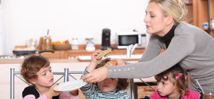 ילדים אוכלים