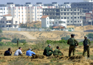 חיילי צה"ל ופלסטינים ליד נצרים