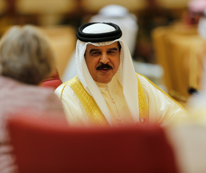 ראש שבט עם דגל. חמד בן עיסא אל-ח'ליפה, מלך בחריין, צילום: רויטרס