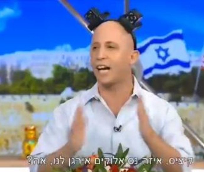 "ארץ נהדרת" עברו את הגבול? זעם בעקבות שימוש בתפילין ...