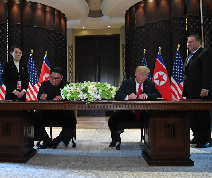 דונלד טרמאפ וקים ג'ונג און בועידה בסינגפור