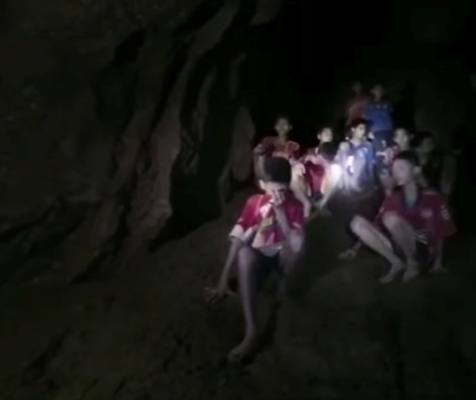 הנערים שנתקעו במערה בתאילנד