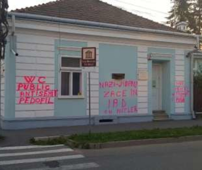 ביתו של הסופר ניצול השואה אלי ויזל לאחר שהושחת בכתובות אנטישמיות