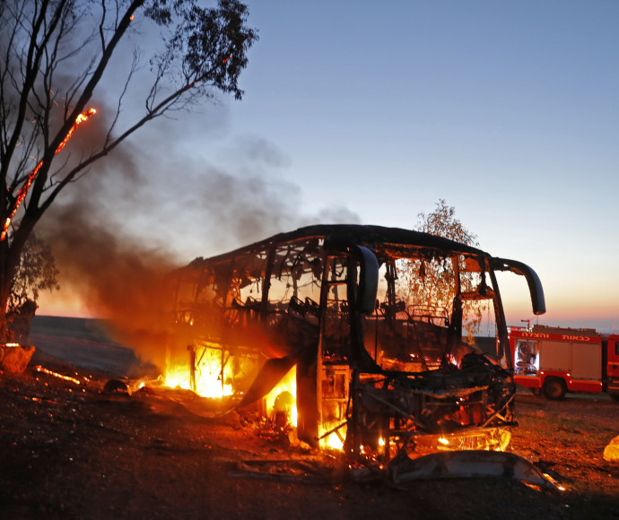 האוטובוס שנפגע מטיל נ&quot;ט בעוטף עזה, צילום:AFP
