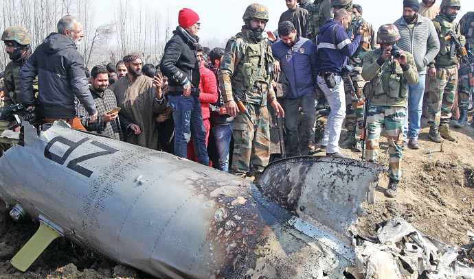 המטוס שהתרסק בחבל קשמיר. צילום: AFP