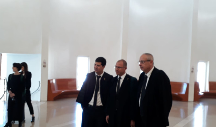 פרקליטי נתניהו עורכי הדין נבות תל-צור, טל שפירא ועמית חדד. צילום: אבישי גרינצייג