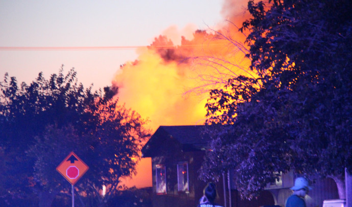 בית עולה באש לאחר רעידת אדמה בקליפורניה. צילום: רויטרס
