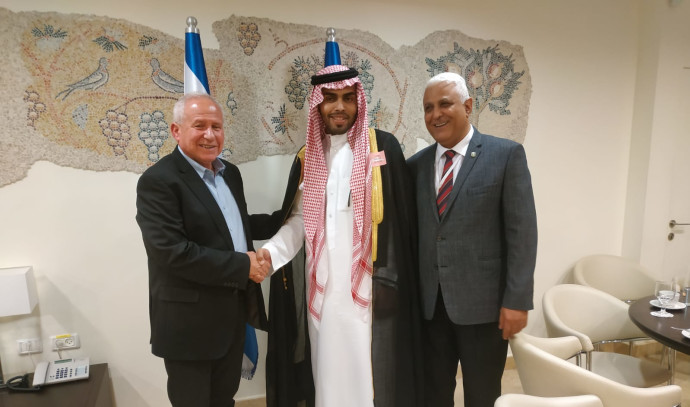 הבלוגר הסעודי מוחמד סעוד עם איש משרד החוץ חסן כעביה (מימין) וח"כ אבי דיכטר